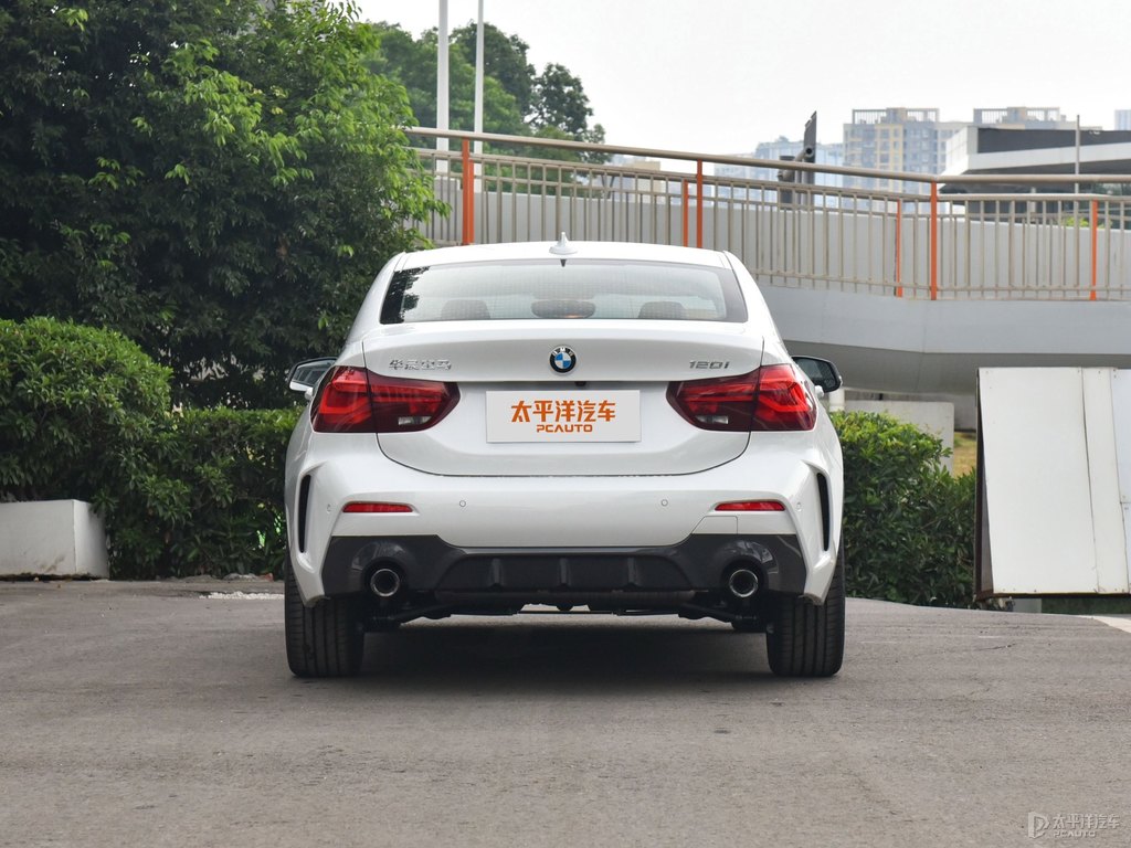 礦石白寶馬1系整車外觀外觀圖片