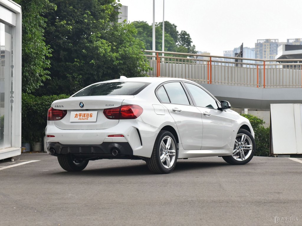 礦石白寶馬1系整車(chē)外觀(guān)外觀(guān)圖片