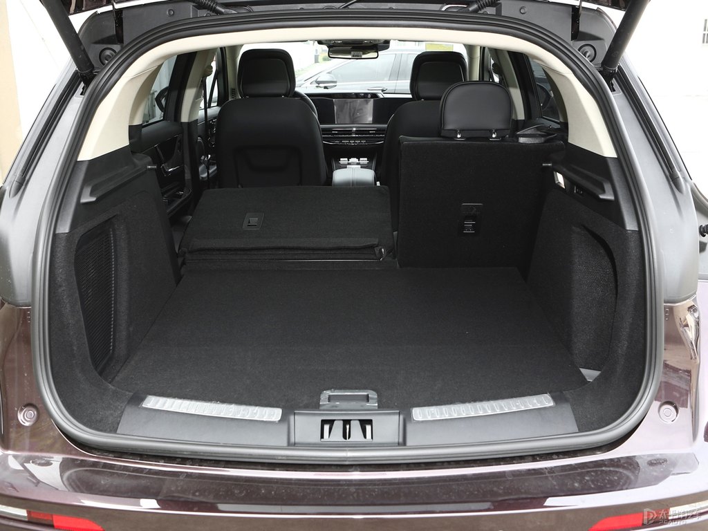車厘子紅冒險家后備廂空間圖片