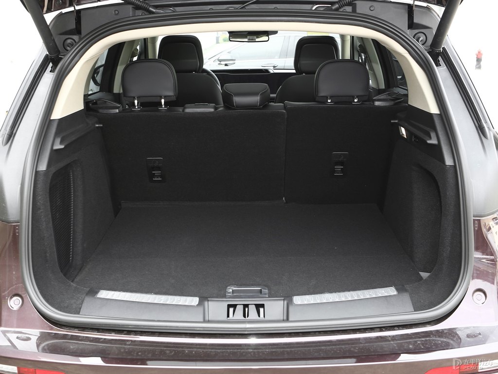 車厘子紅冒險家后備廂空間圖片