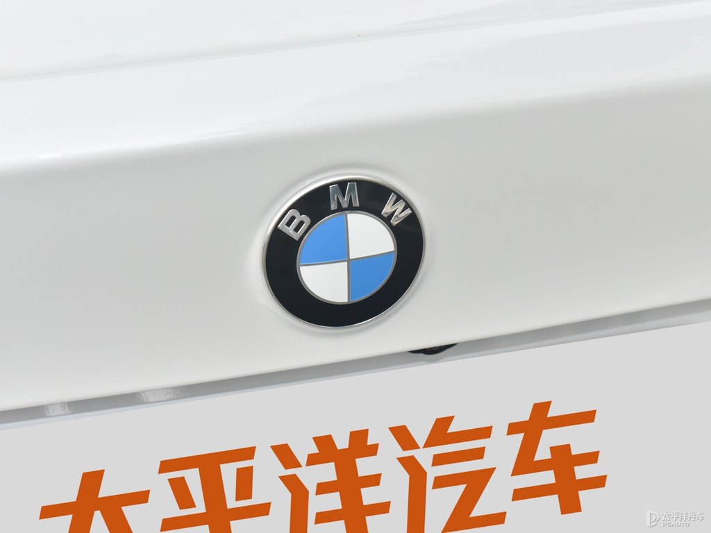 礦石白寶馬1系車尾外觀圖片
