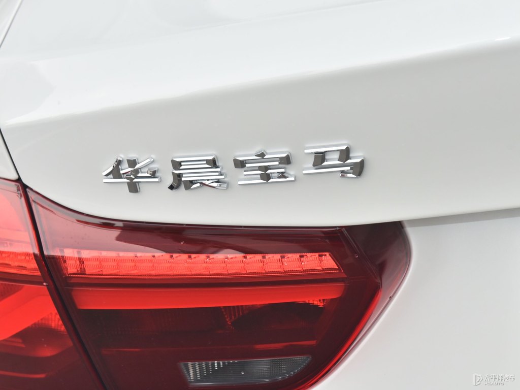 礦石白寶馬1系車尾外觀圖片