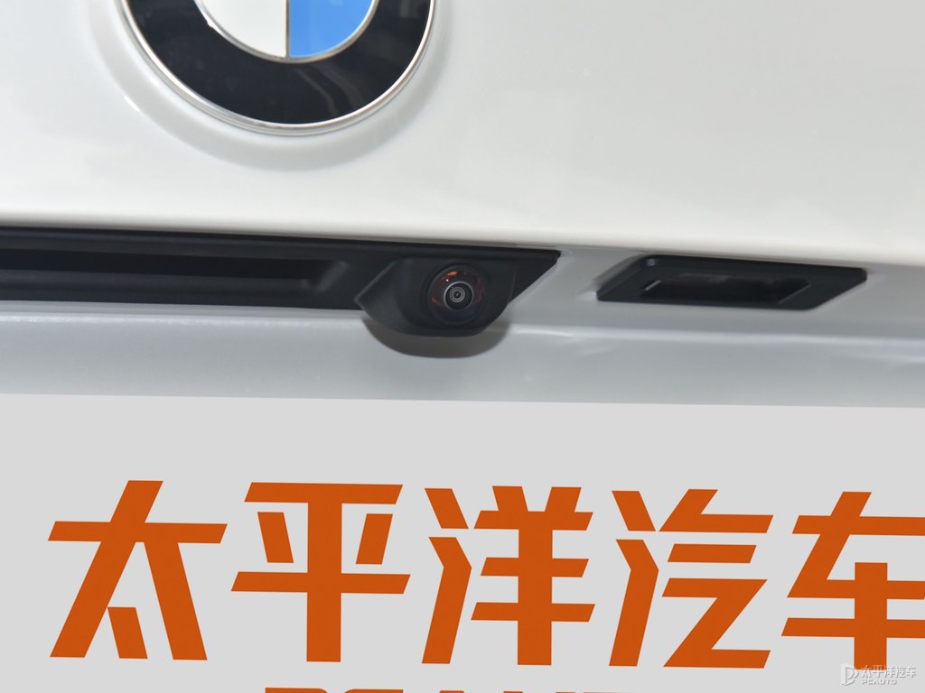 礦石白寶馬1系車尾外觀圖片