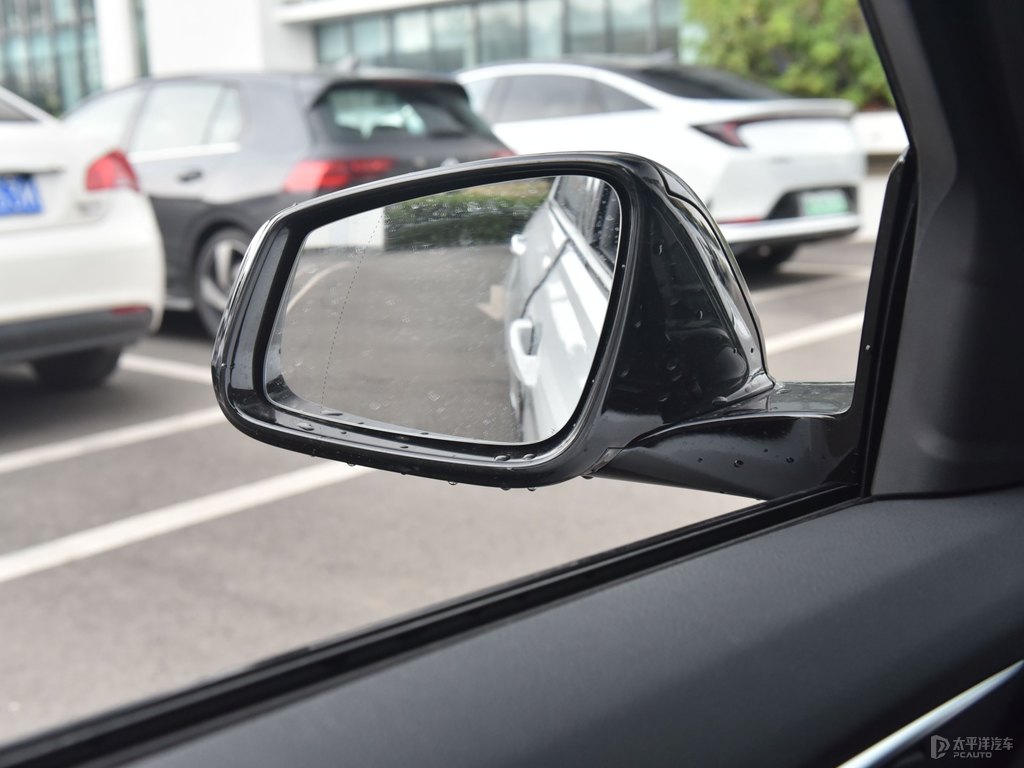 礦石白寶馬1系車身外觀圖片