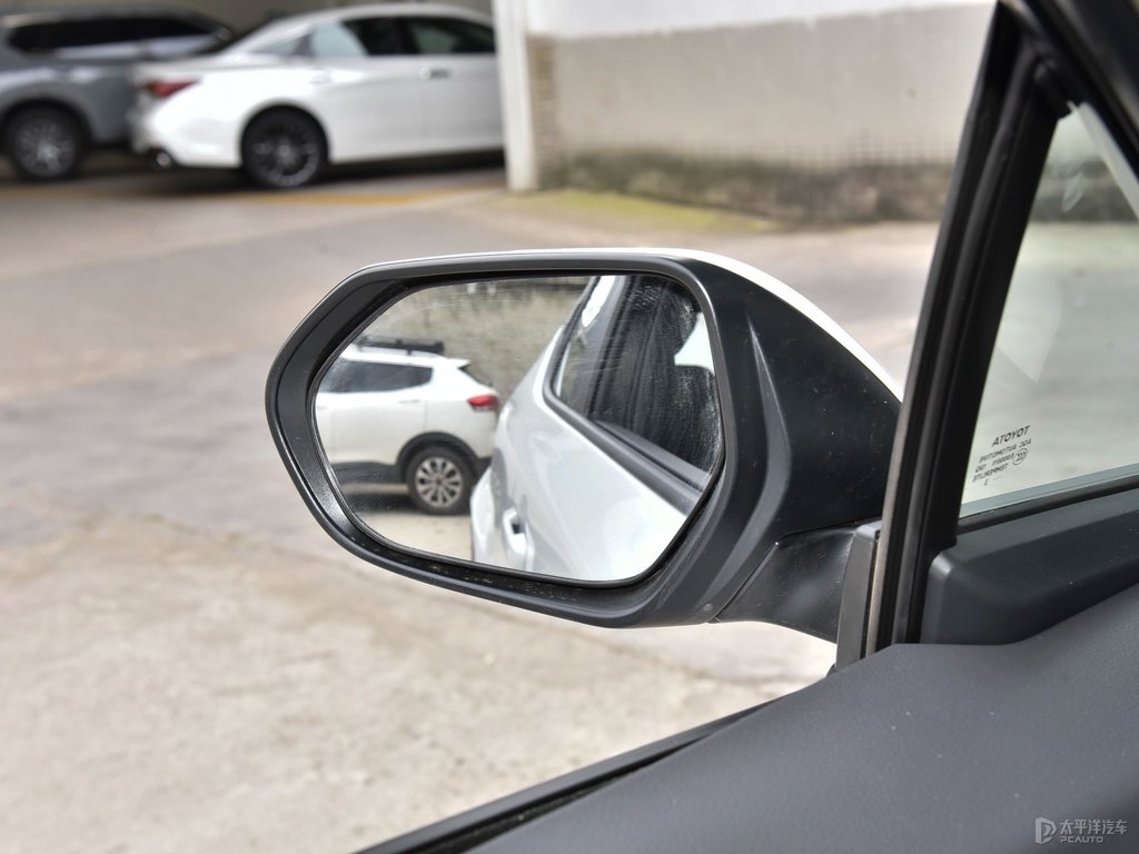 鉑金白奕澤IZOA車身外觀圖片