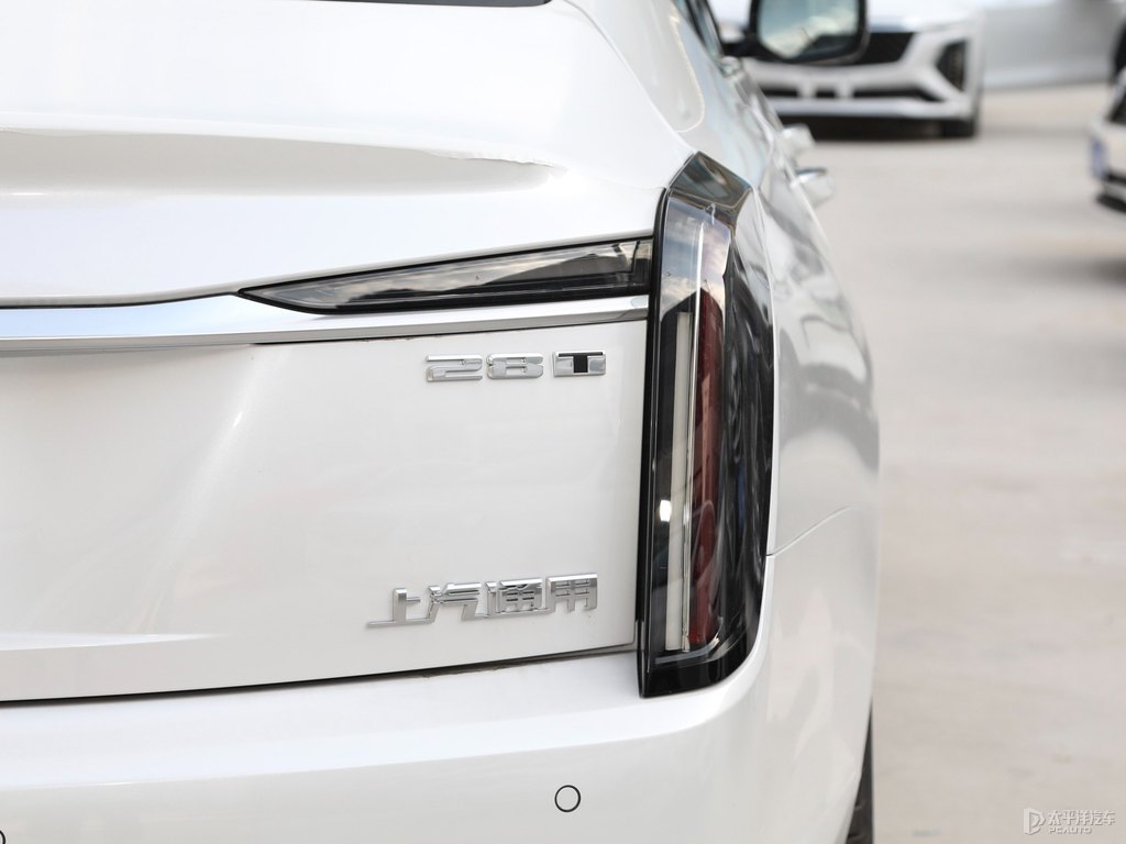 阿拉斯加白凱迪拉克CT6車尾外觀圖片