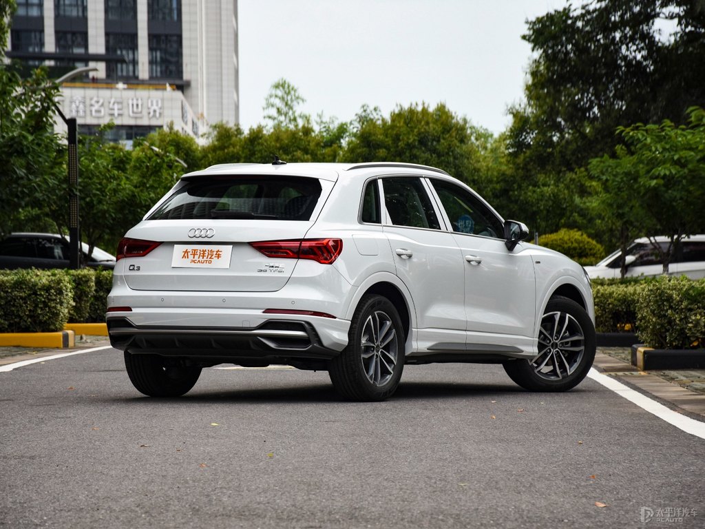 冰川白奧迪Q3整車(chē)外觀外觀圖片