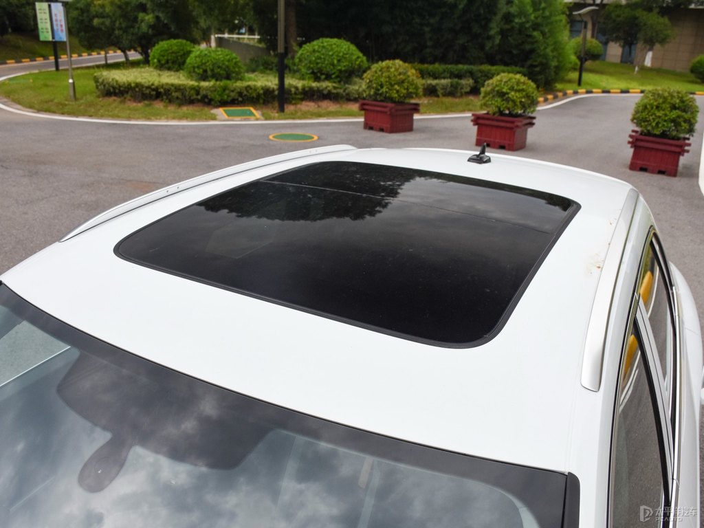 冰川白奧迪Q3車身外觀圖片