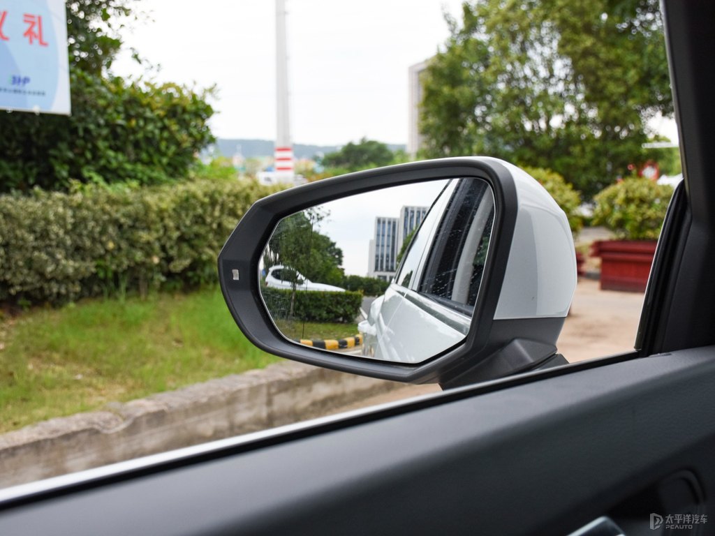 冰川白奧迪Q3車身外觀圖片