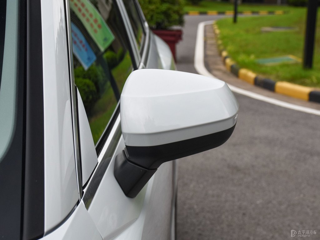 冰川白奧迪Q3車身外觀圖片