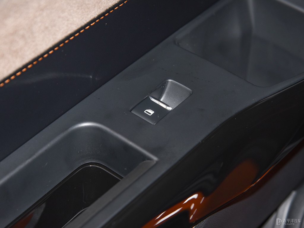 阿爾金橙探險(xiǎn)者車廂內(nèi)飾圖片