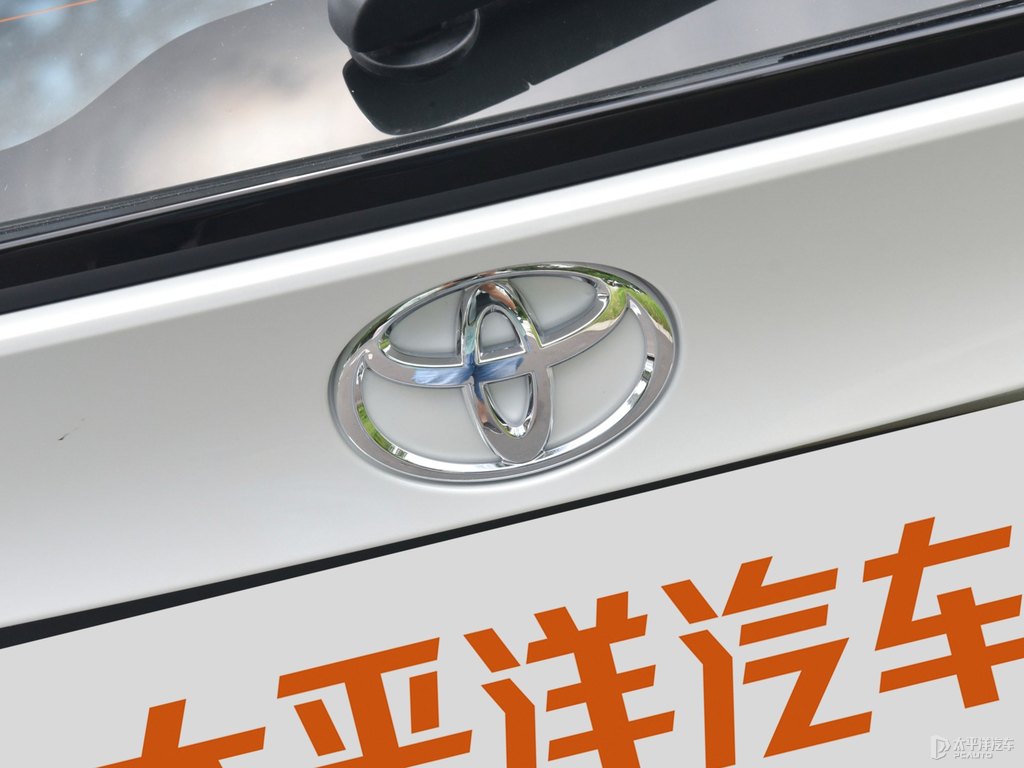 鉑金白奕澤IZOA車尾外觀圖片