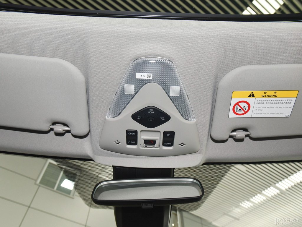 鉑金白奕澤IZOA車廂內(nèi)飾圖片