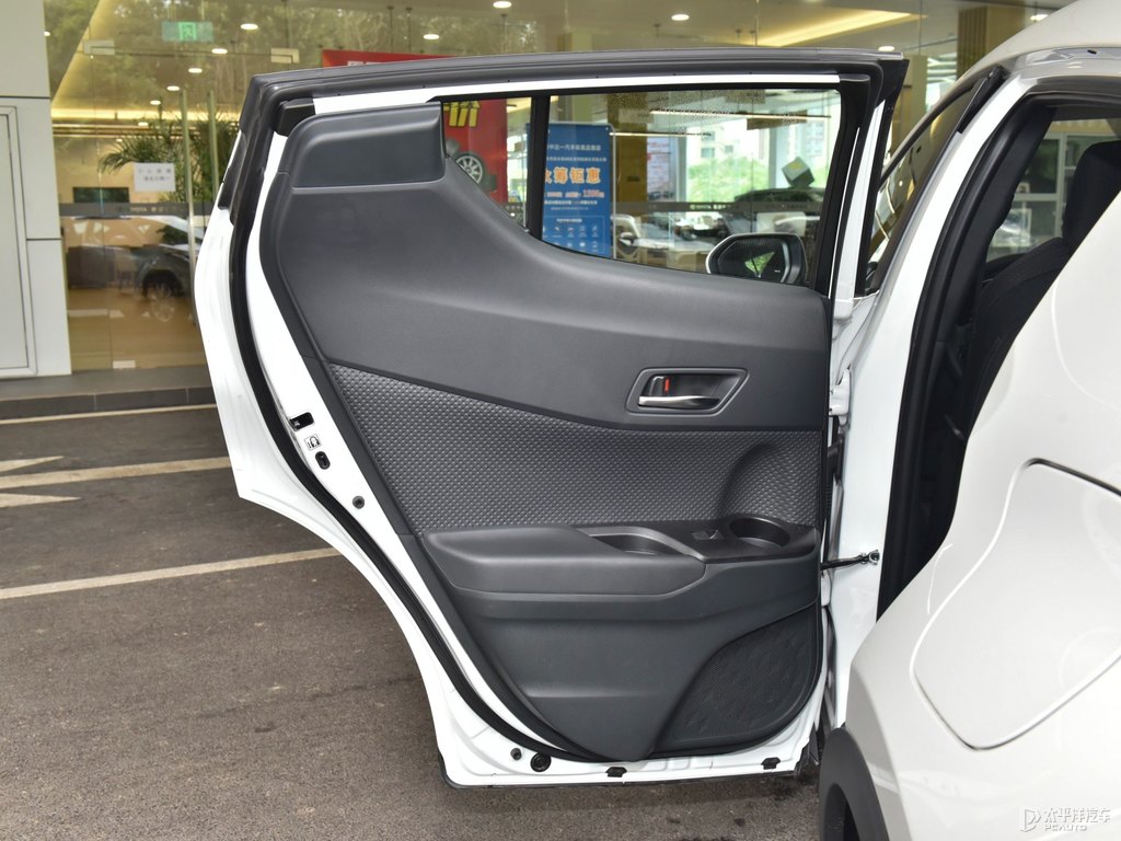 鉑金白奕澤IZOA車廂內(nèi)飾圖片