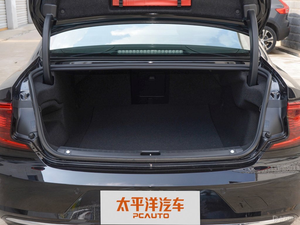 瑪瑙黑沃爾沃S90后備廂空間圖片