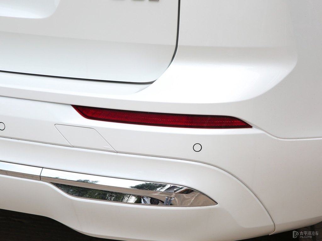 水晶白沃爾沃XC60車尾外觀圖片