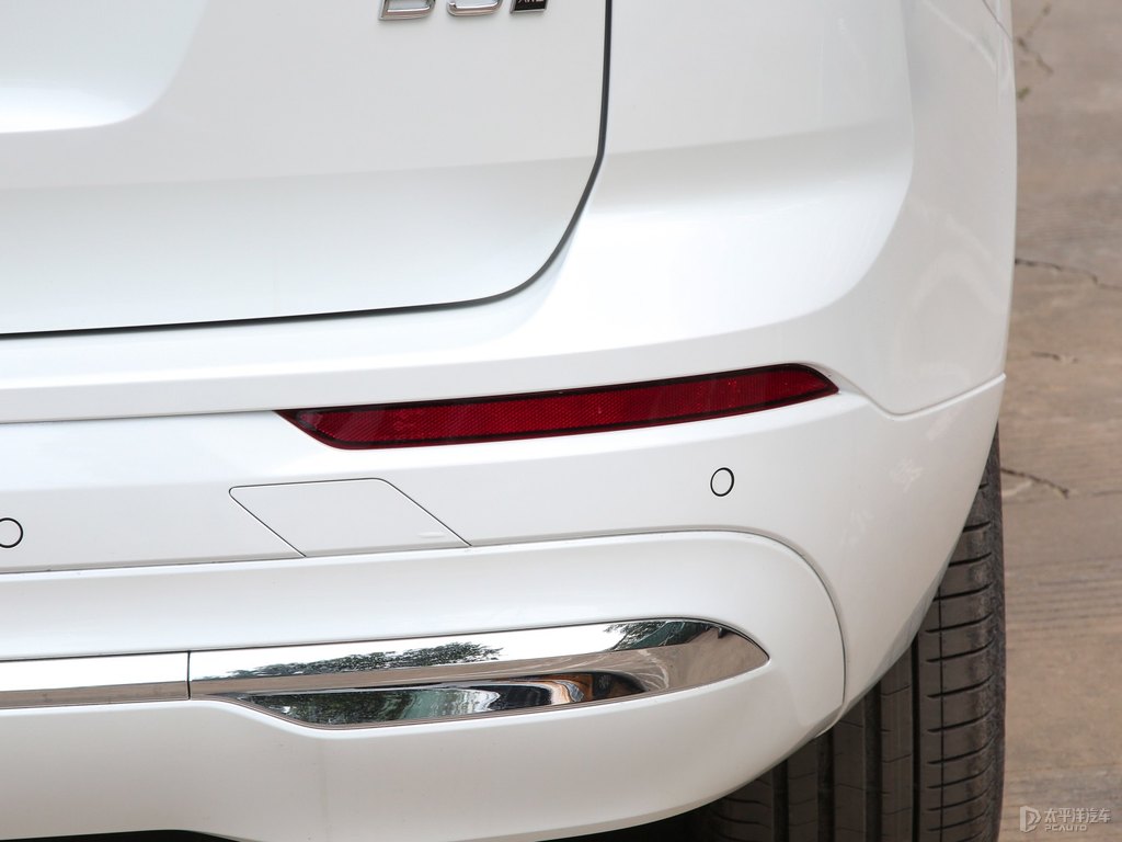 水晶白沃爾沃XC60車尾外觀圖片