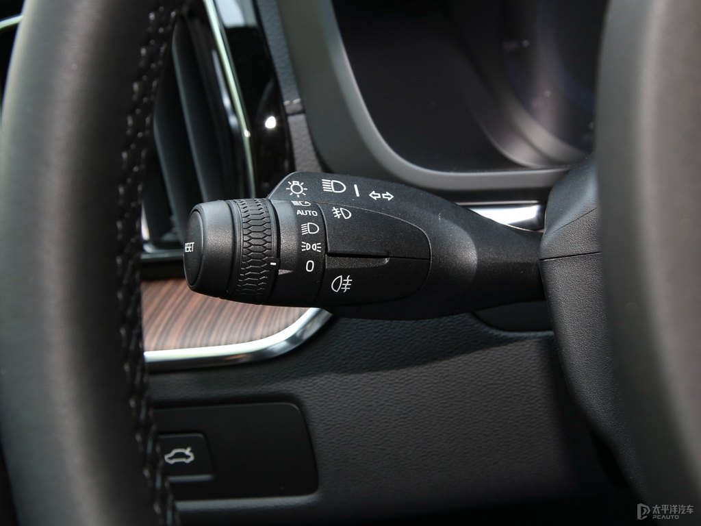 水晶白沃爾沃XC60中控內(nèi)飾圖片