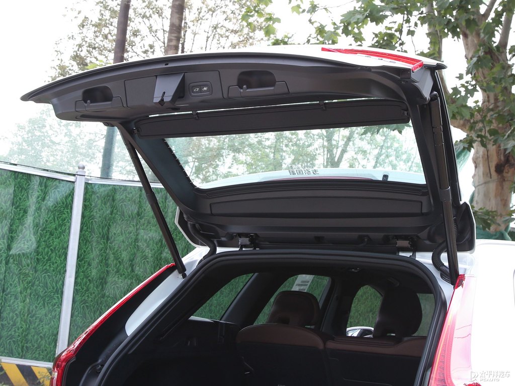 水晶白沃爾沃XC60后備廂空間圖片