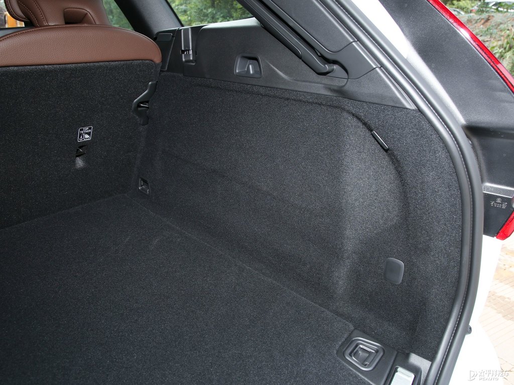 水晶白沃爾沃XC60后備廂空間圖片
