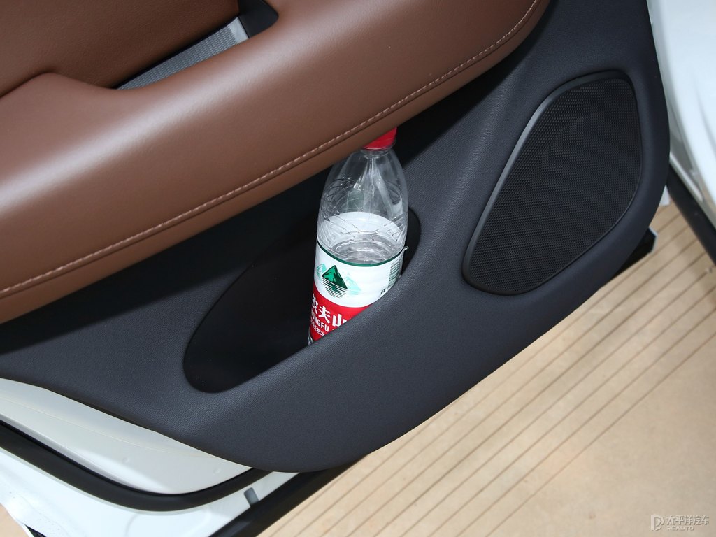 水晶白沃爾沃XC60儲物空間空間圖片