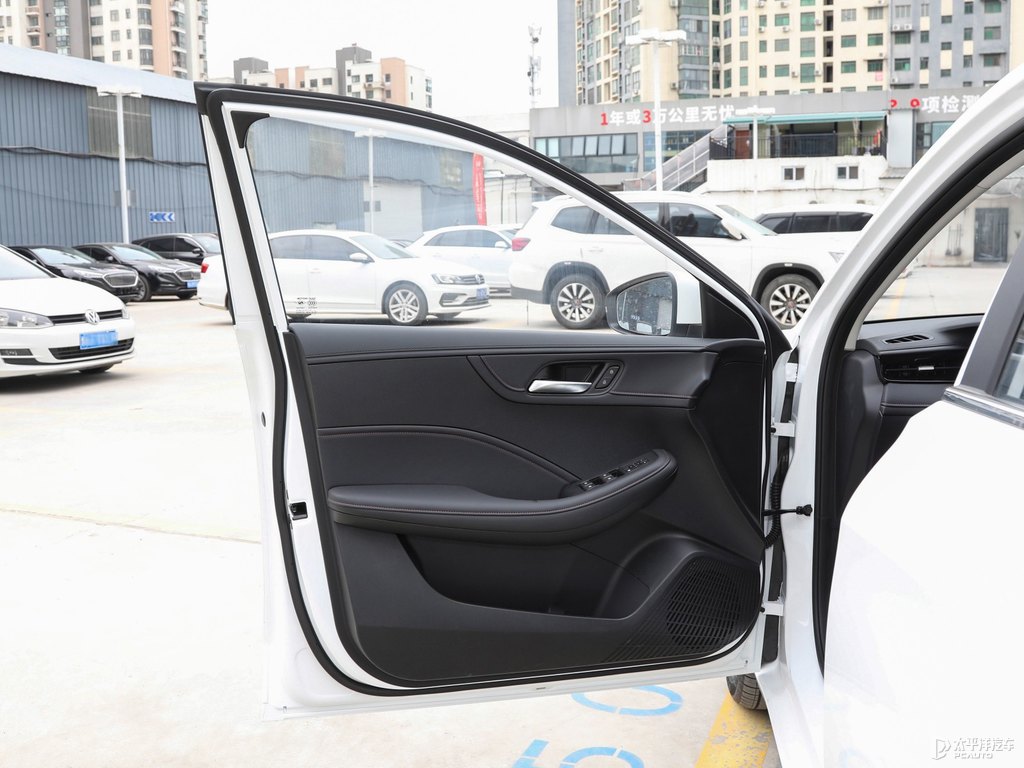 亮白榮威i5車廂內(nèi)飾圖片