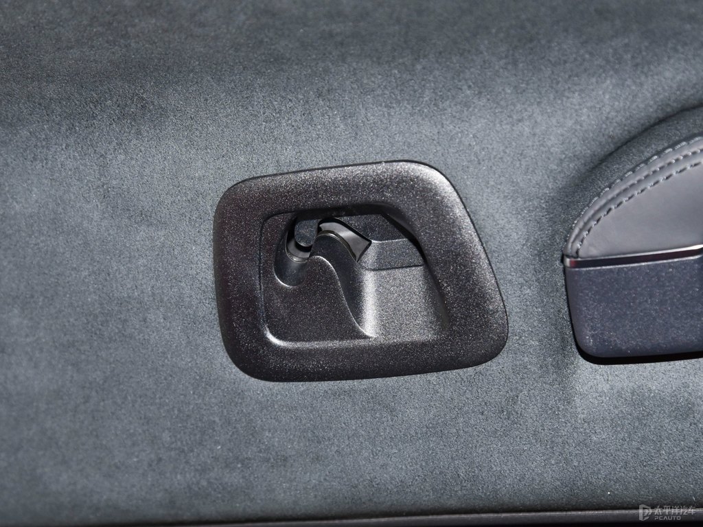北極白奔馳G級(jí)車廂內(nèi)飾圖片