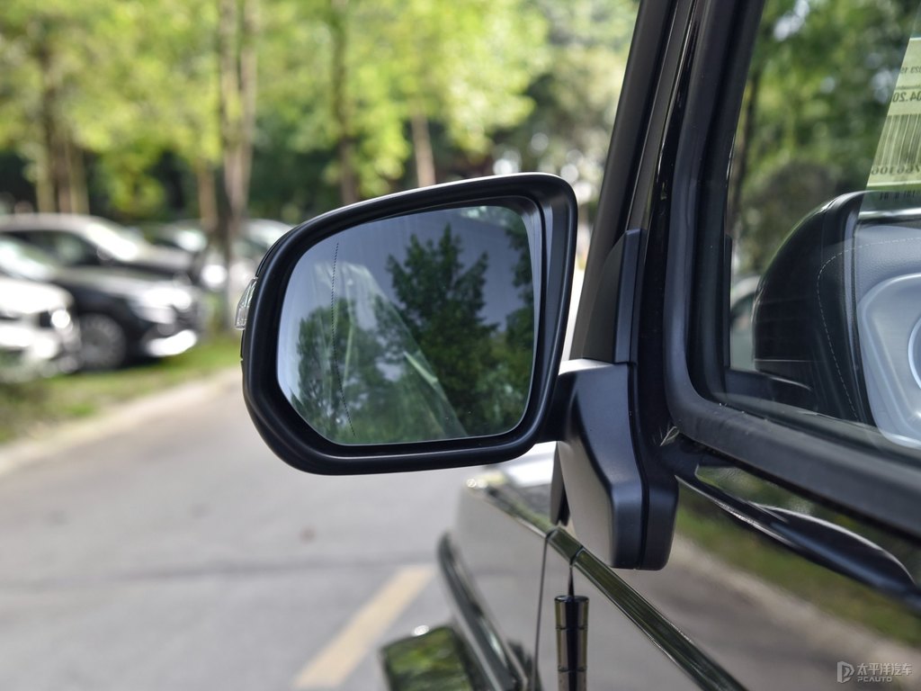 曜巖黑奔馳G級車身外觀圖片