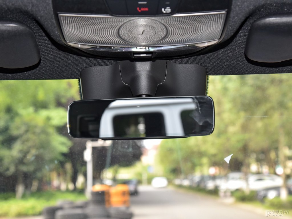 曜巖黑奔馳G級車廂內(nèi)飾圖片