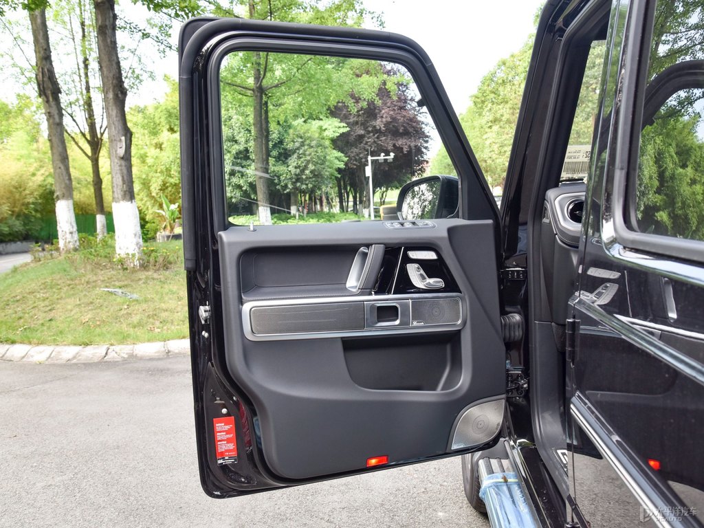 曜巖黑奔馳G級車廂內(nèi)飾圖片