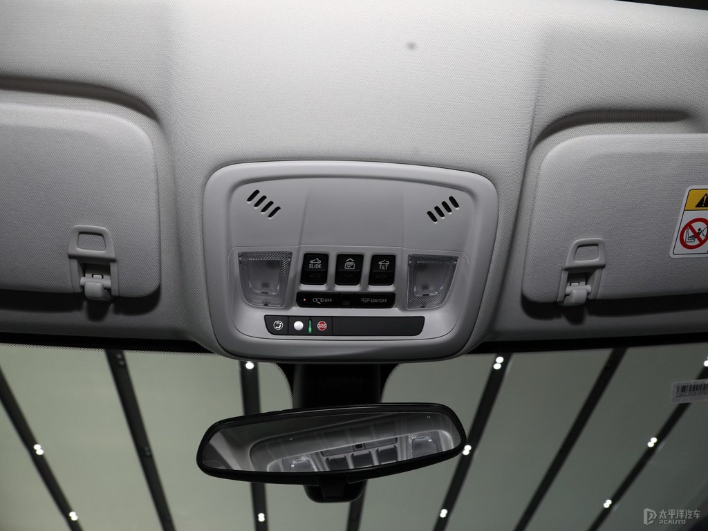 坦銀君越車(chē)廂內(nèi)飾圖片