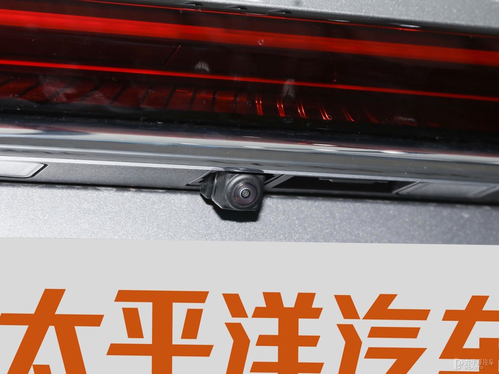坦銀君越車尾外觀圖片