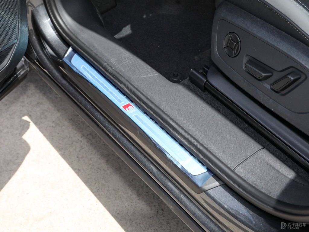 天云灰?jiàn)W迪Q3車廂內(nèi)飾圖片
