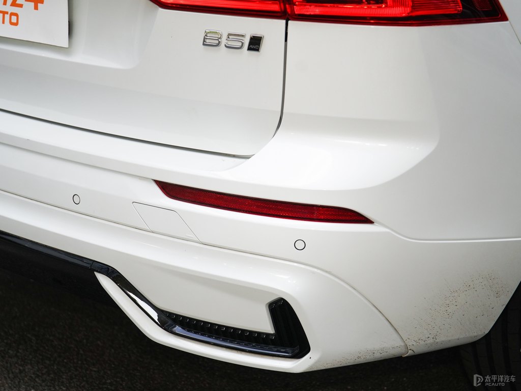 水晶白沃爾沃XC60車尾外觀圖片