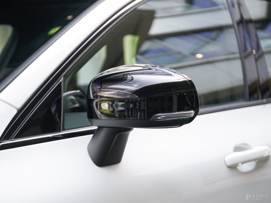 水晶白沃爾沃XC60車(chē)身外觀(guān)圖片