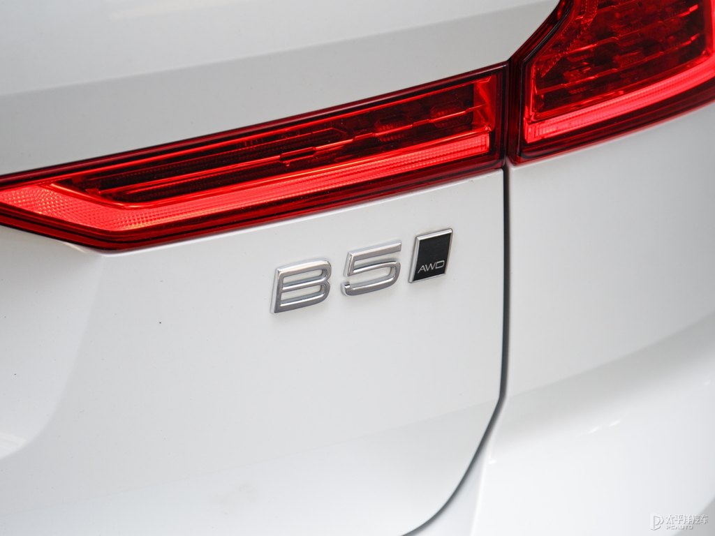 水晶白沃爾沃XC60車尾外觀圖片