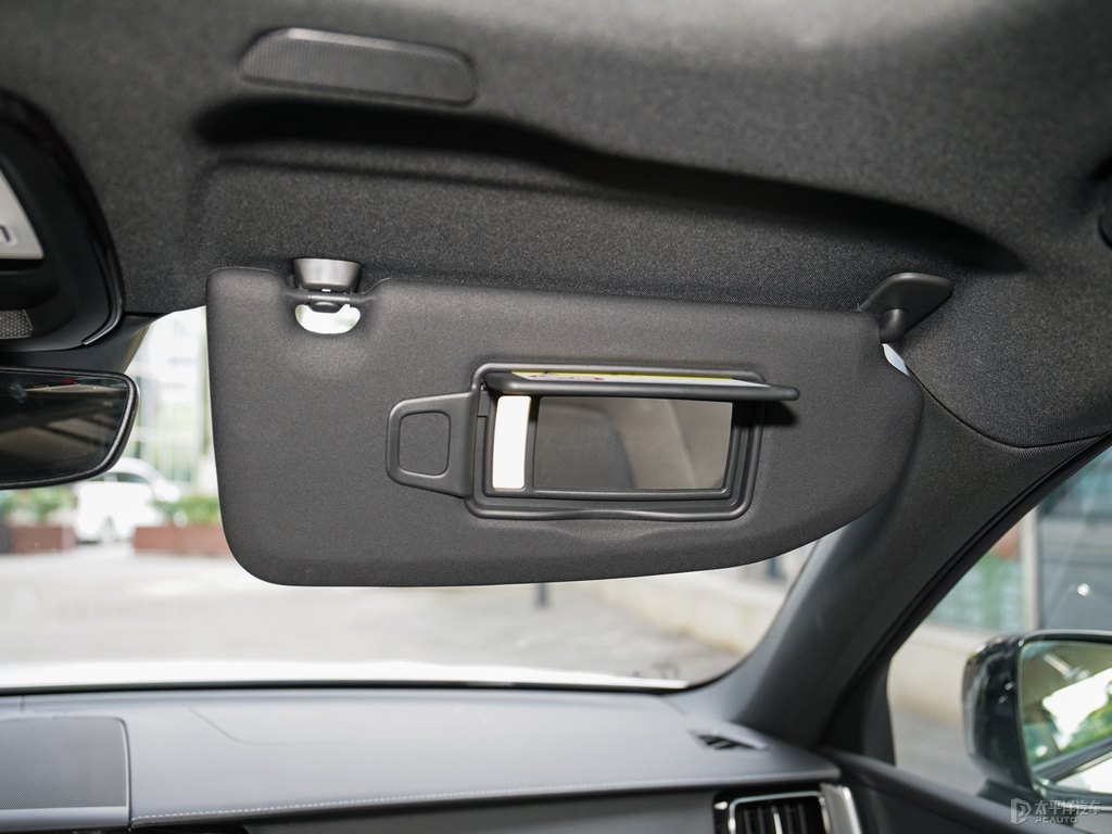 水晶白沃爾沃XC60車廂內(nèi)飾圖片