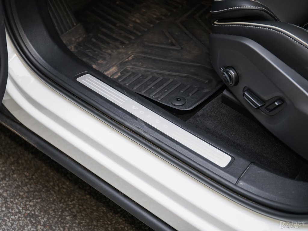 水晶白沃爾沃XC60車廂內(nèi)飾圖片