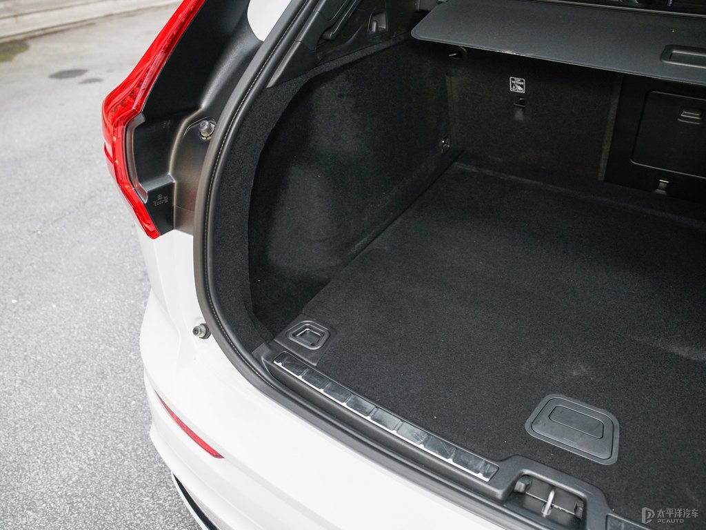 水晶白沃爾沃XC60后備廂空間圖片