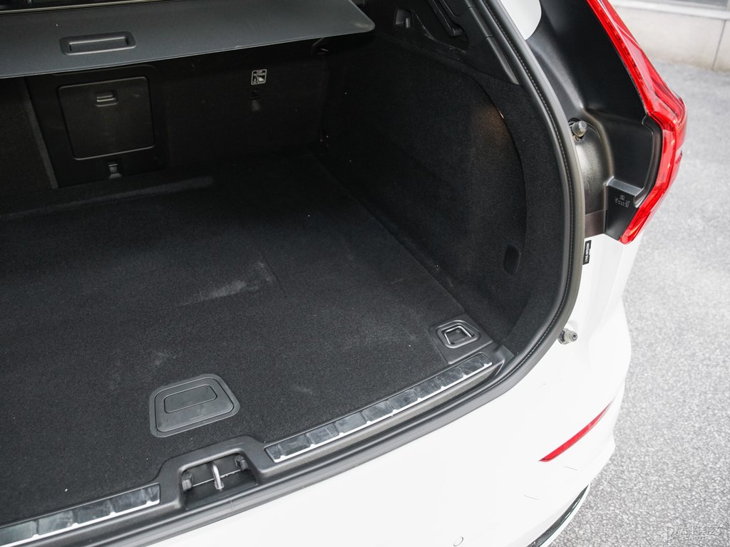 水晶白沃爾沃XC60后備廂空間圖片