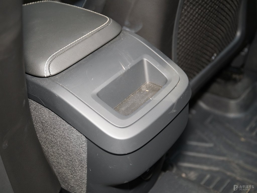 水晶白沃爾沃XC60儲物空間空間圖片