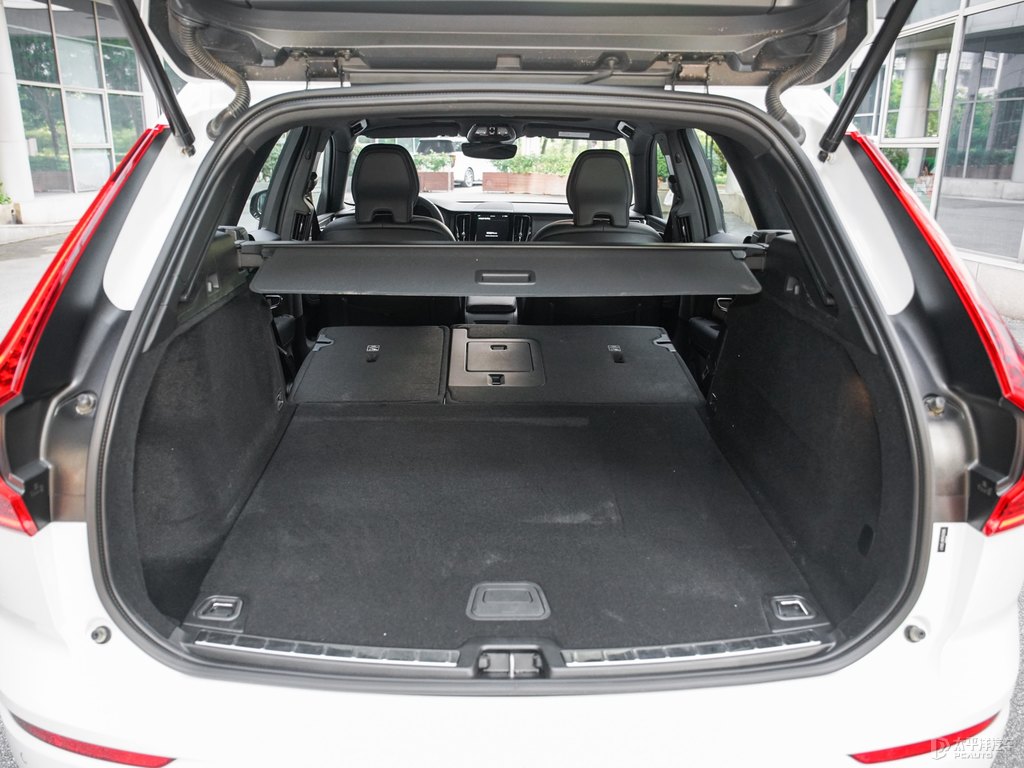 水晶白沃爾沃XC60后備廂空間圖片
