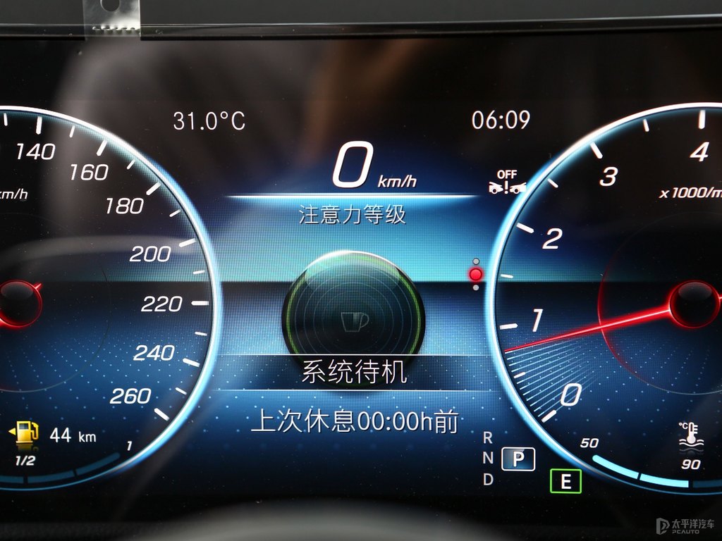 北極白奔馳GLB中控內(nèi)飾圖片