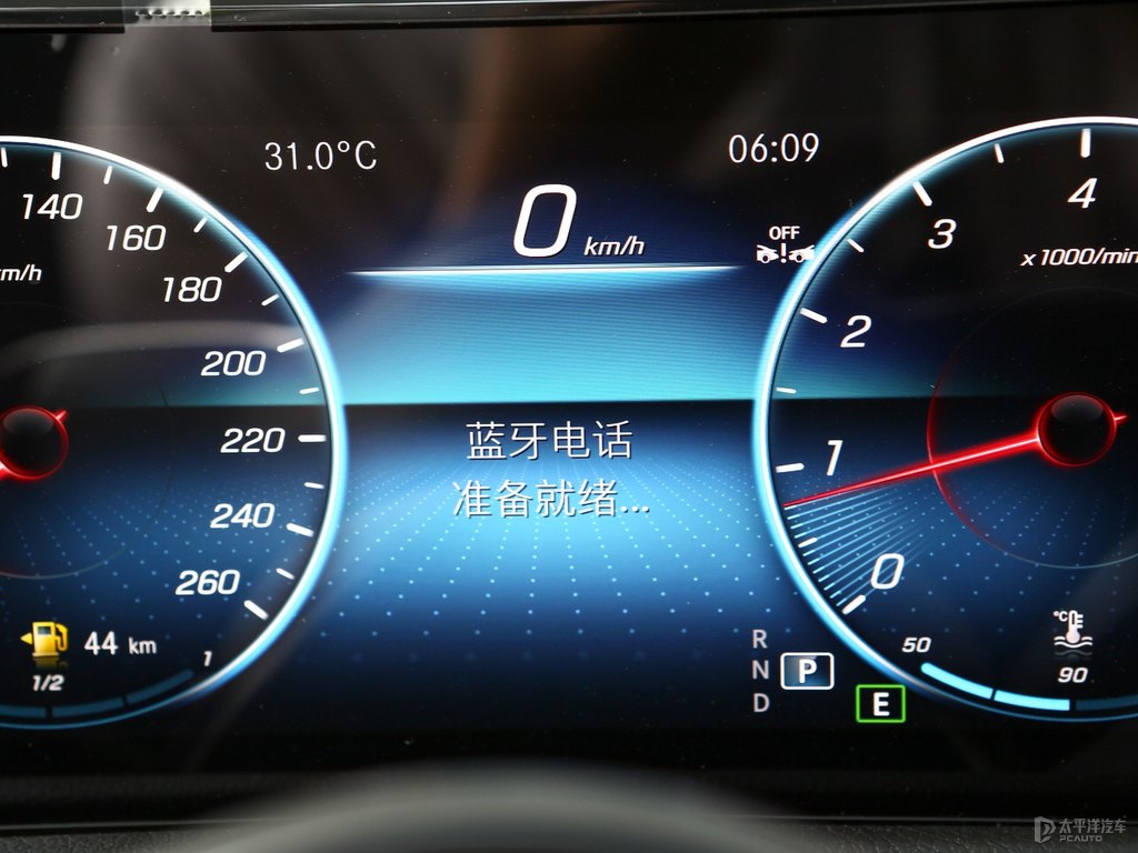 北極白奔馳GLB中控內(nèi)飾圖片
