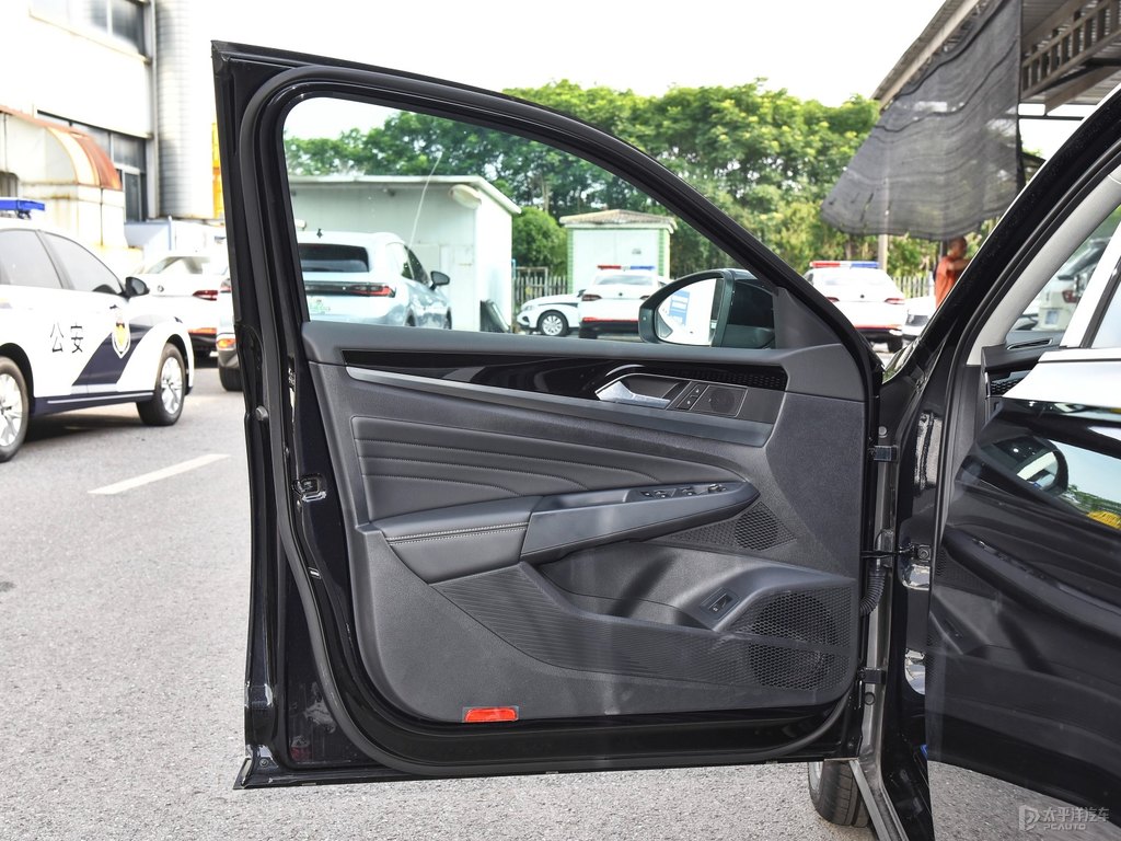 玄武黑帕薩特車(chē)廂內(nèi)飾圖片