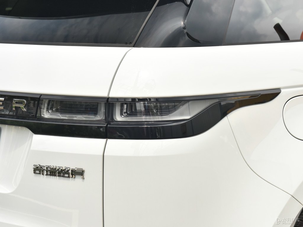 富士白攬勝極光車尾外觀圖片