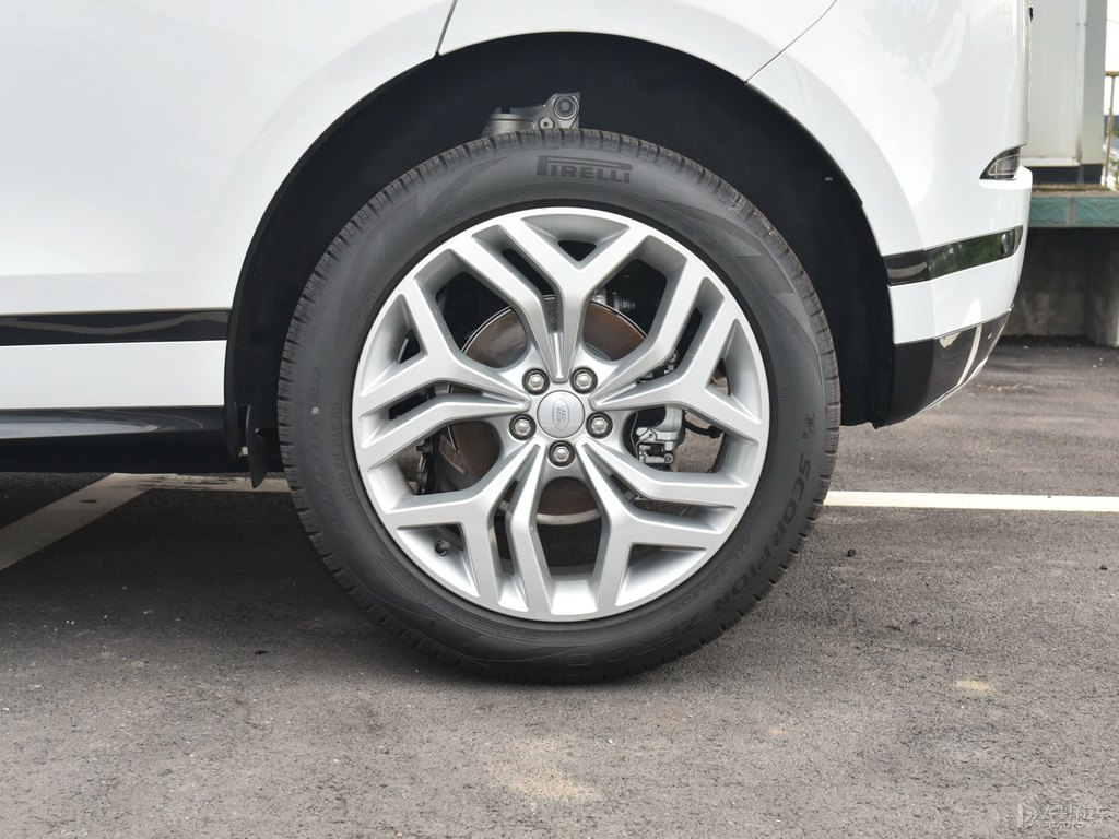 富士白攬勝極光車(chē)身外觀(guān)圖片