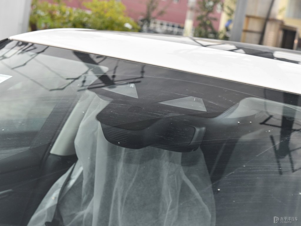 富士白攬勝極光車身外觀圖片
