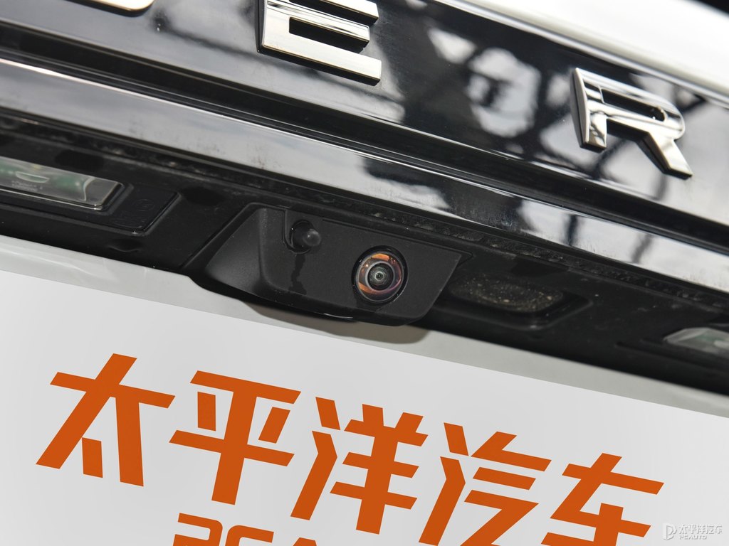 富士白攬勝極光車尾外觀圖片