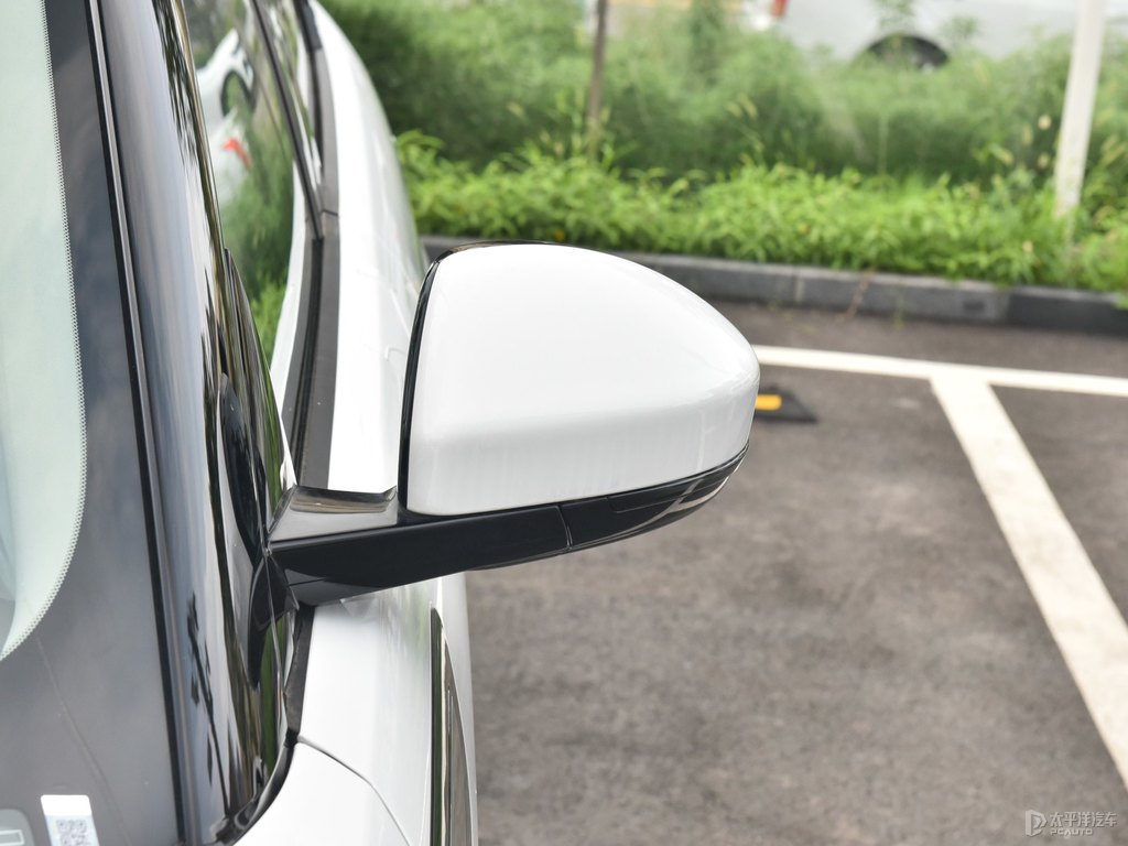 富士白攬勝極光車身外觀圖片